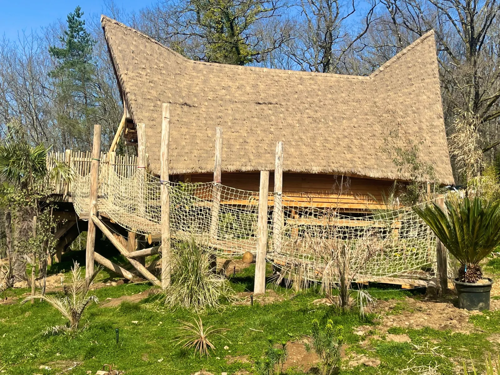 Cabane Bornéo, cabane à Lanouaille