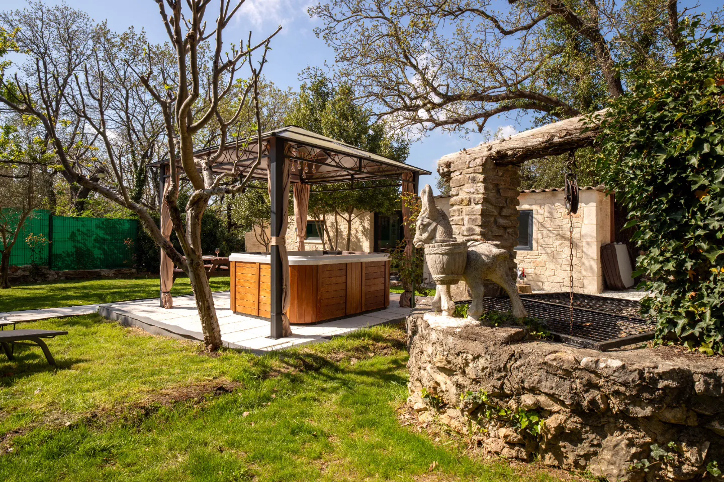 Ô Jacuzzi du Mazet, suite avec spa à Murles