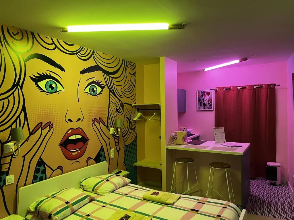 Atyp'Home Pop balnéo, suite avec spa à Bourg-en-Bresse