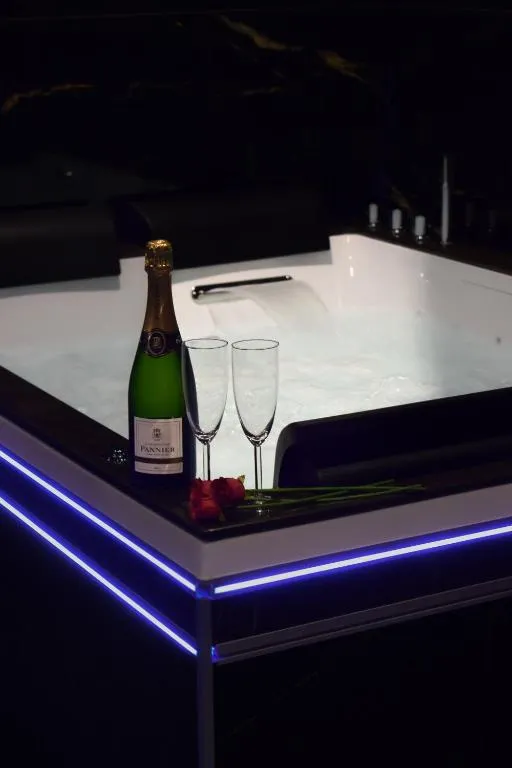 Hollywood Spa Cinéma, suite avec spa à Château-Thierry