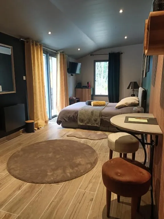 Suite Balnéo en bord de forêt, suite avec spa à Pouzy-Mésangy