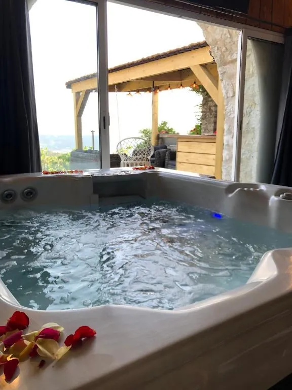 La Chambre Jacuzzi, suite avec spa à La Roquette-sur-Var