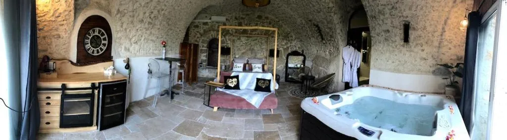 La Chambre Jacuzzi à La Roquette-sur-Var, photo 3