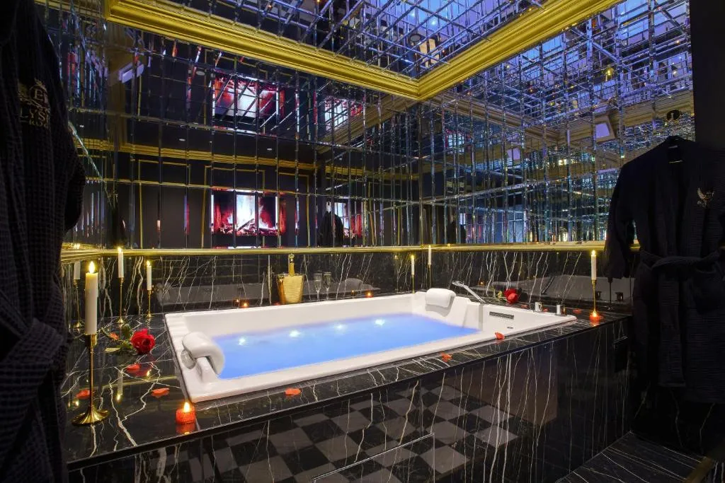 La Suite Jacuzzi et Cinéma, suite avec spa à Sedan