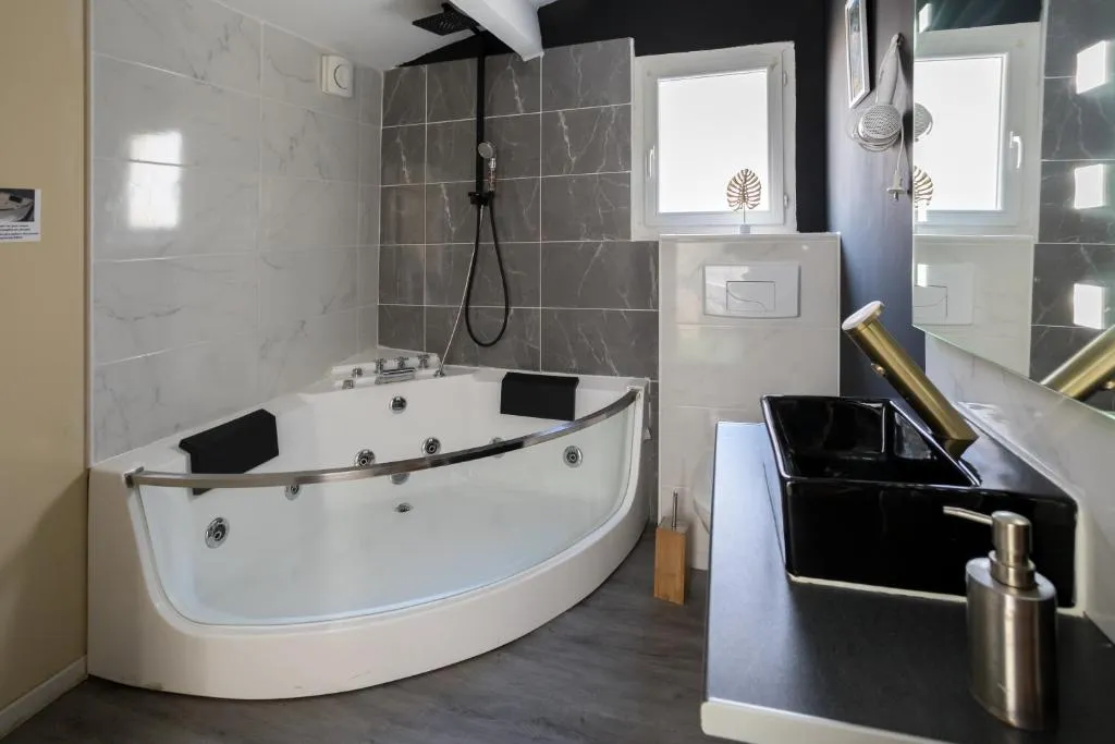 Jacuzzi et terrasse à Narbonne, photo 3