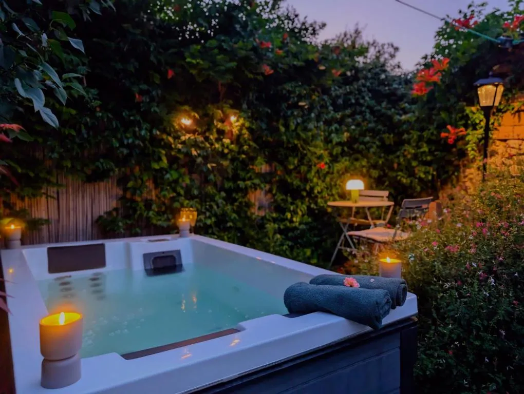 Spa privatif et petit-déjeuner, suite avec spa à Pexiora