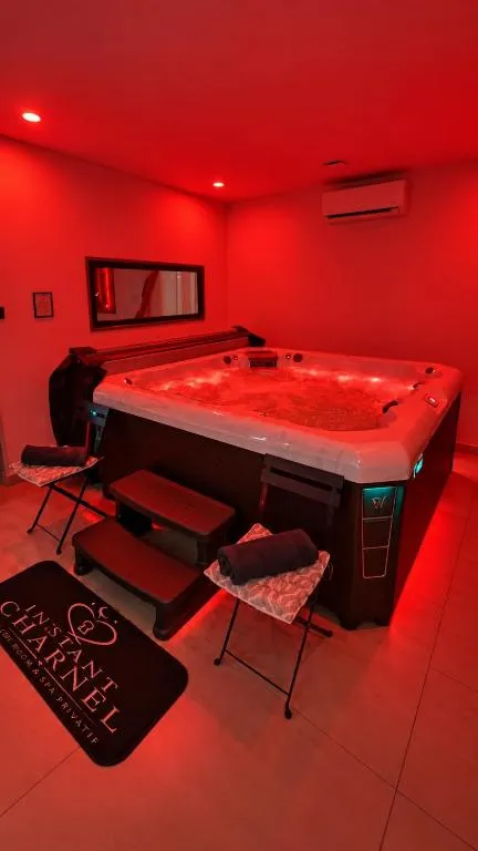 Sauna et jacuzzi, suite avec spa à Istres