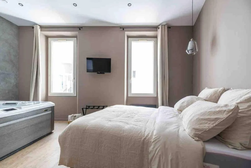 Suite Jacuzzi de la Corniche à Marseille, photo 2