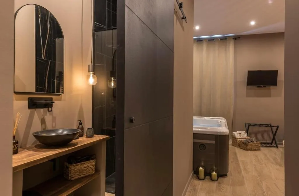 Suite Jacuzzi de la Corniche à Marseille, photo 3