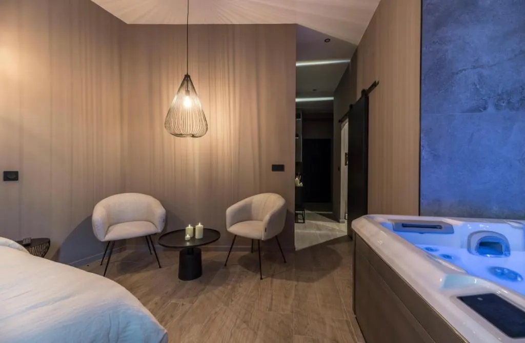 Suite Jacuzzi de la Corniche à Marseille, photo 6