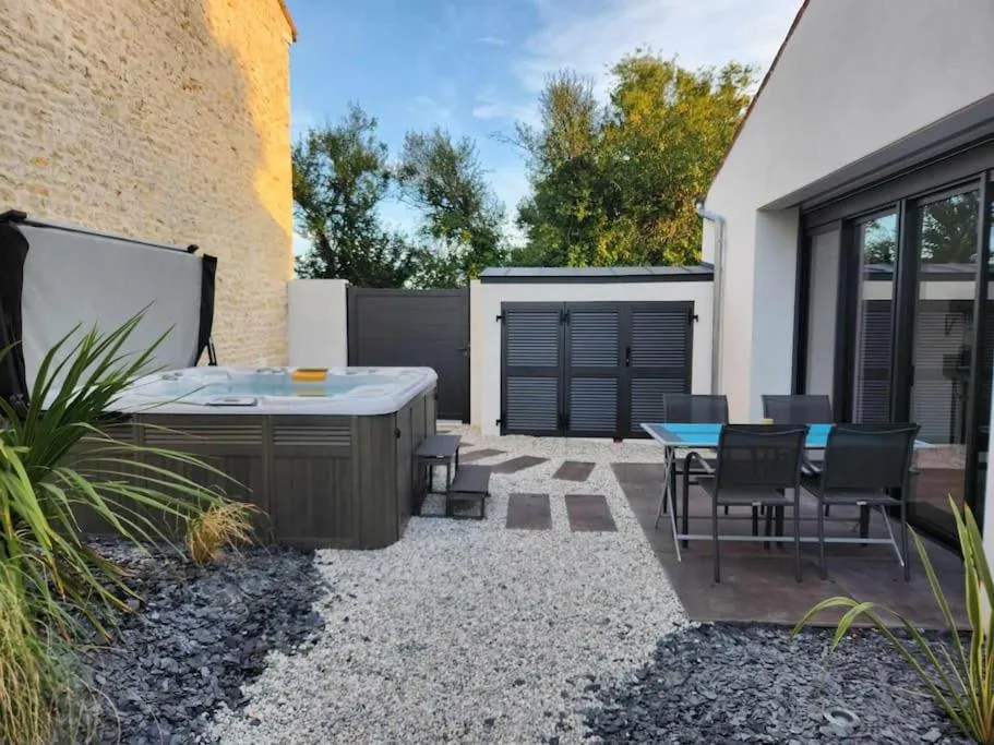 Maison jacuzzi, suite avec spa à Andilly