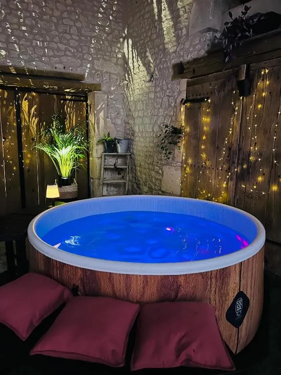 Escale charentaise, suite avec spa à Expiremont