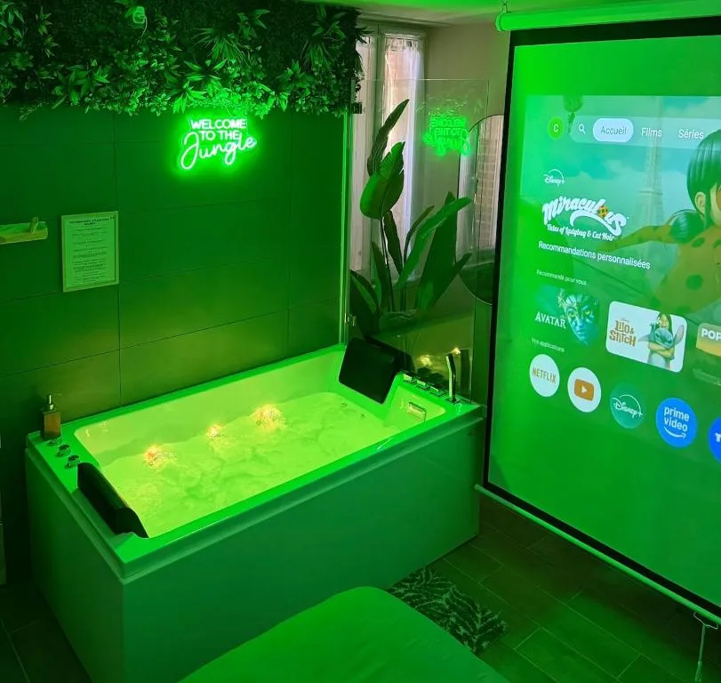 La Jungle, suite avec spa à La Chapelle-Saint-Ursin