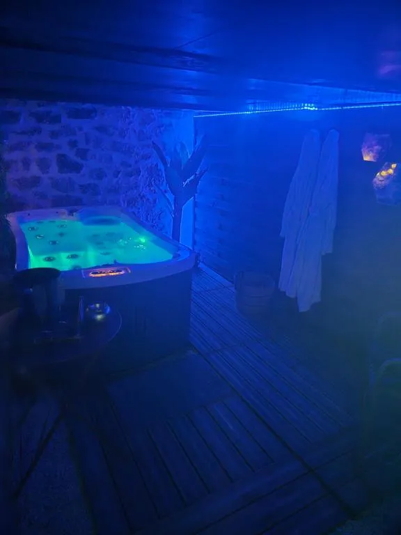 Sauna et spa, suite avec spa à Lissac-sur-Couze