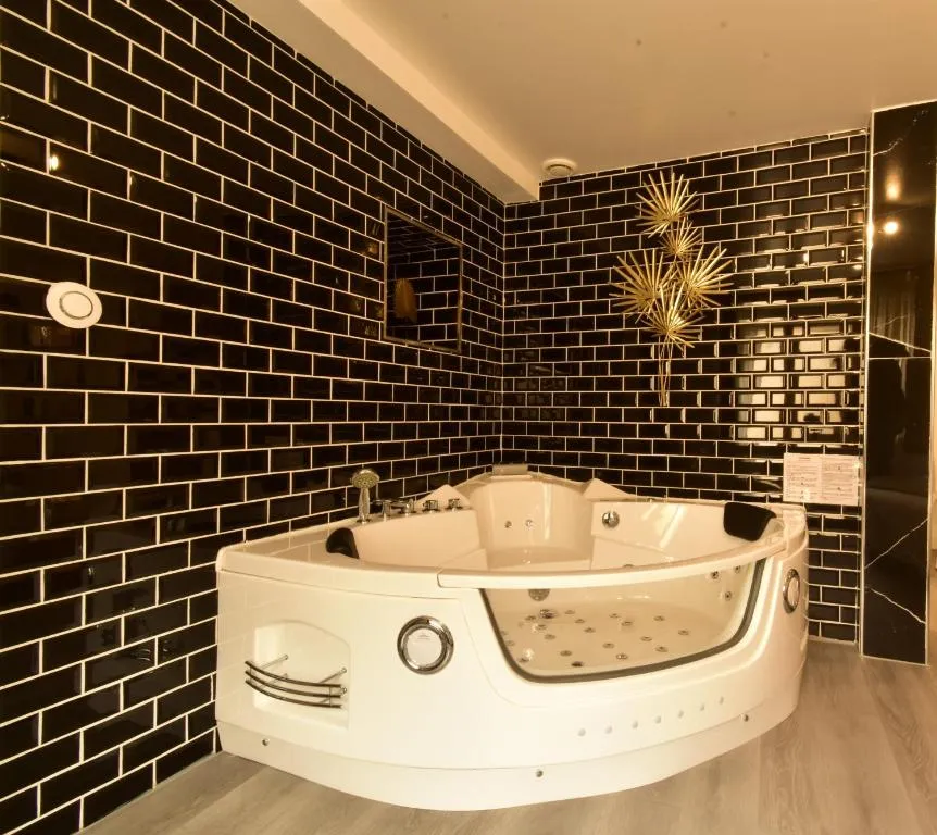 Gold & Night, suite avec spa à Verneuil d'Avre et d'Iton