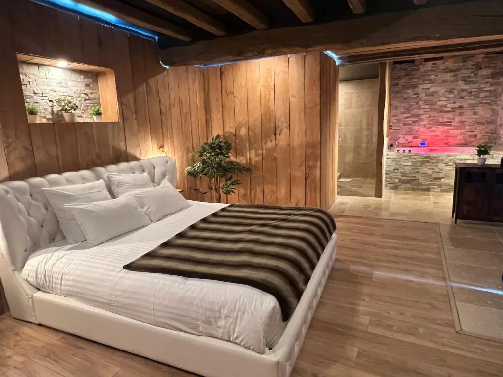 La Petite Maison au Jacuzzi, suite avec spa à Faverolles