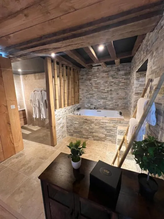 La Petite Maison au Jacuzzi à Faverolles, photo 3