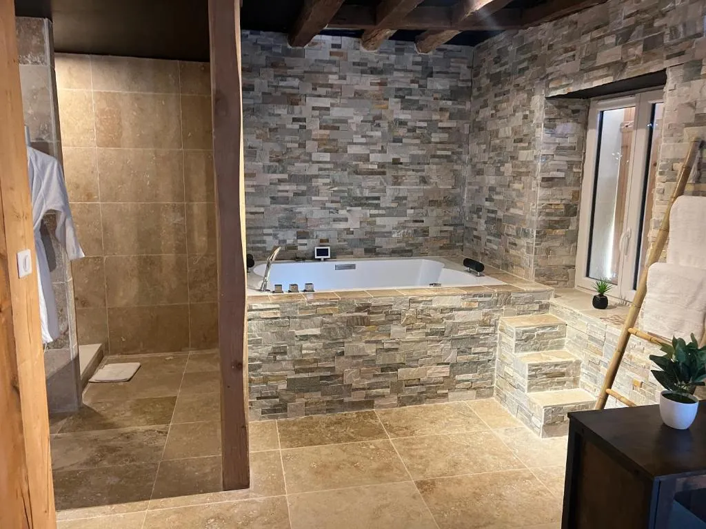 La Petite Maison au Jacuzzi à Faverolles, photo 7