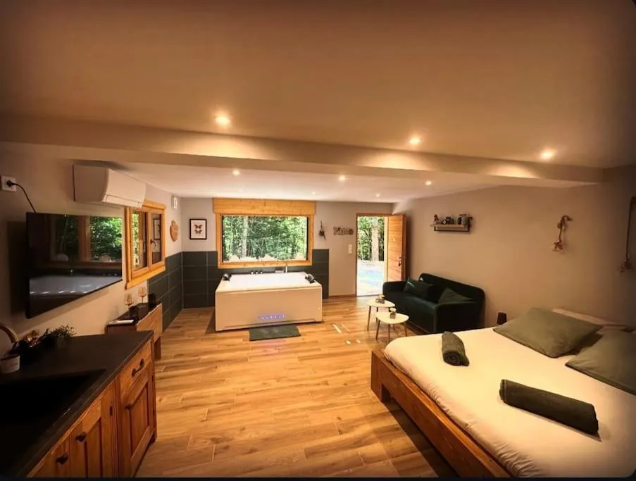 Jacuzzi en Forêt, suite avec spa à Dourbies