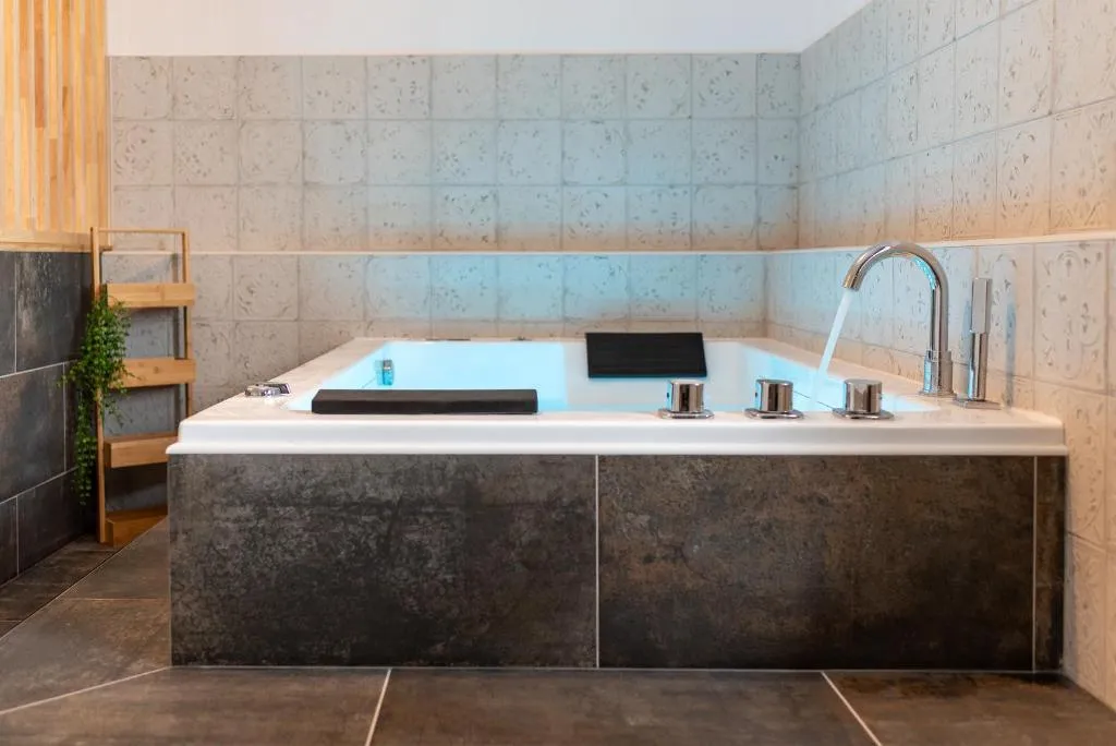 Appartement Premium, suite avec spa à Frouzins