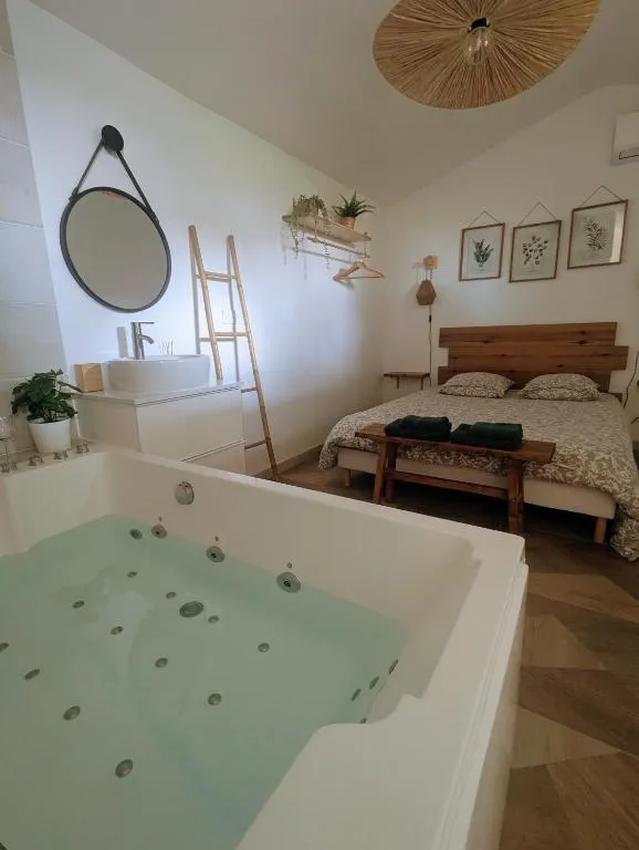 Dépendance Balnéo, suite avec spa à Maurens