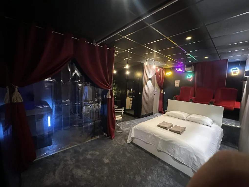 Le Ciné-Jacuzzi 4K, suite avec spa à Bordeaux