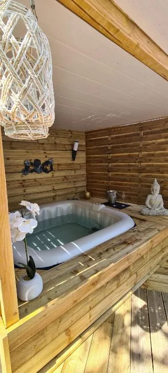 Chalet jacuzzi de La Teste, suite avec spa à La Teste-de-Buch