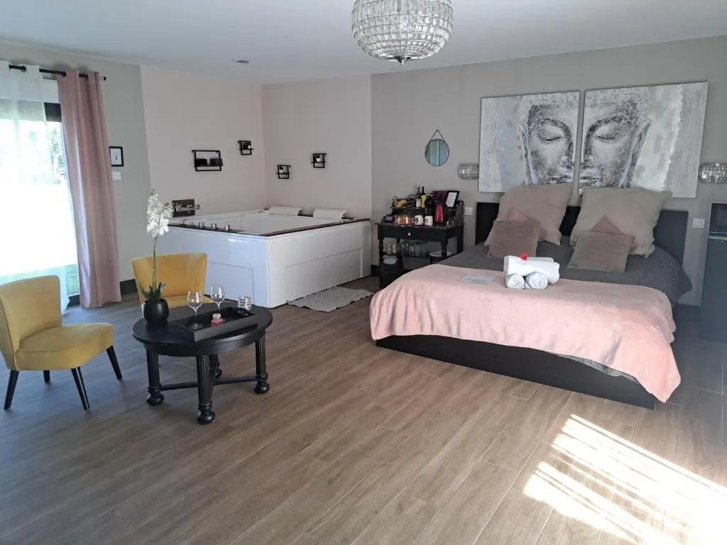 Suite de l'Orée du Marais, suite avec spa à Le Barp