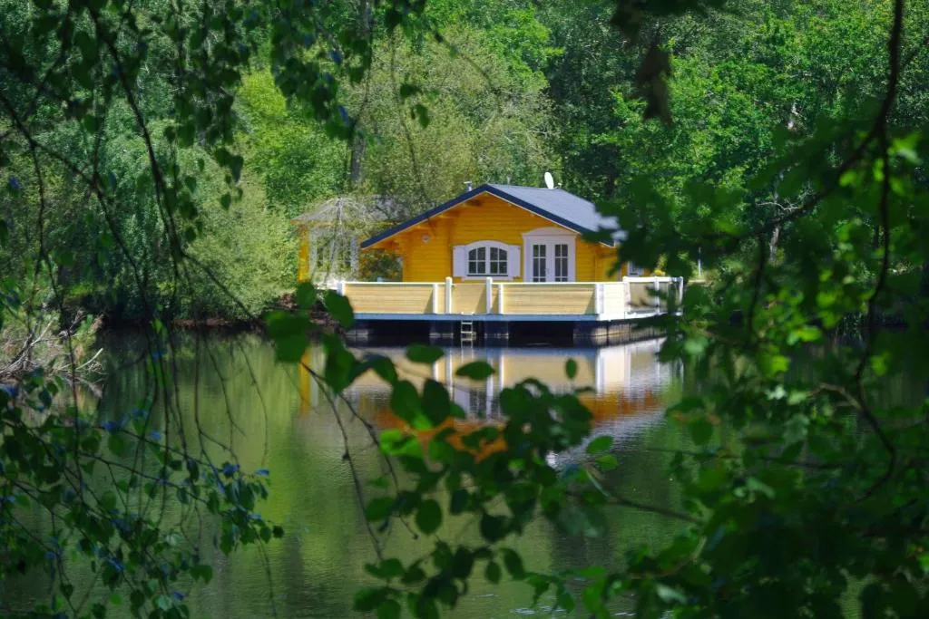 Le Chalet flottant, hébergement sur l’eau à Mios