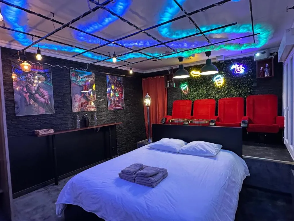 Le Duo Jacuzzi Cinéma, suite avec spa à Bordeaux