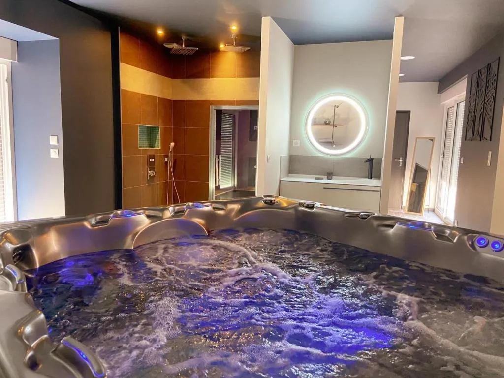 Loft Industriel Spa, suite avec spa à Marigny-Marmande