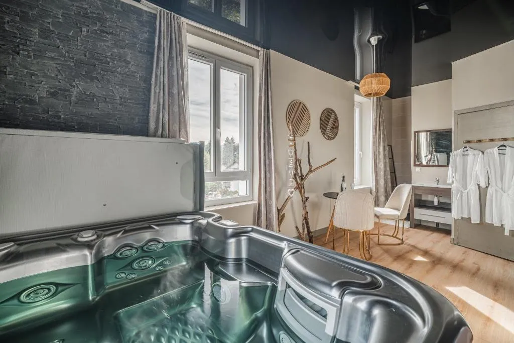 Jacuzzi du Lac, suite avec spa à Charavines