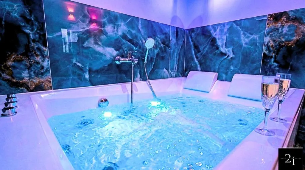 Le 21 - Suite avec jacuzzi privatif et vue sur le Rhône à Vienne (Isère) à Vienne, photo 3
