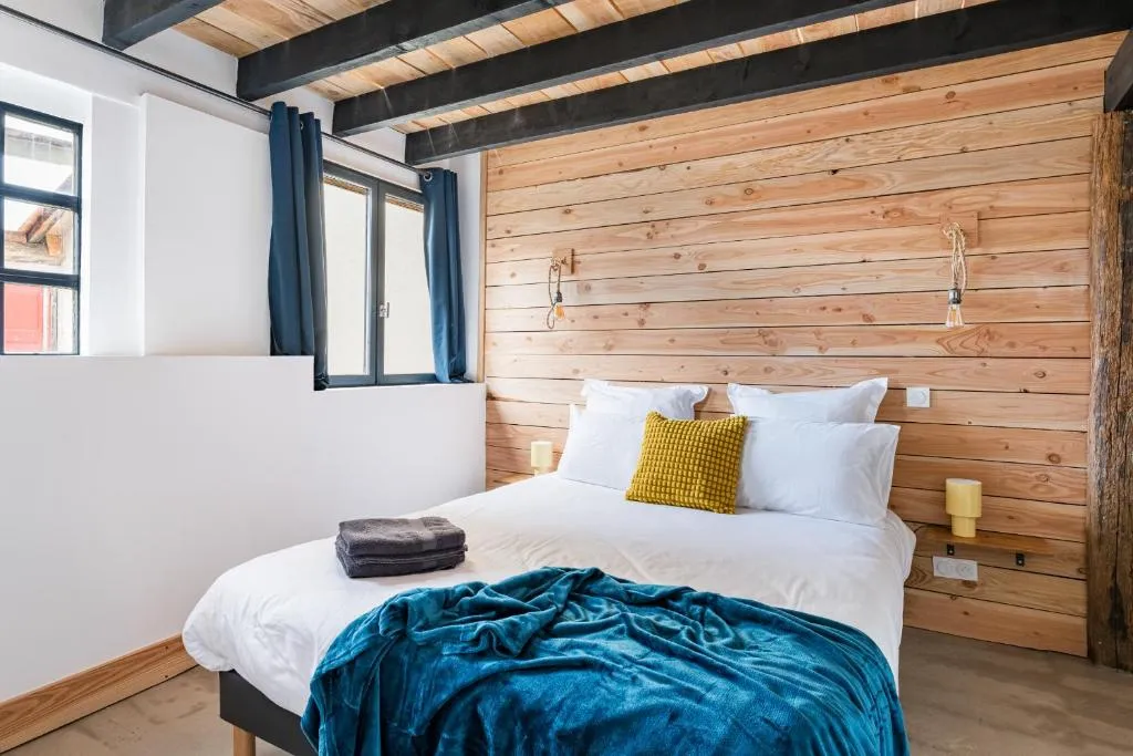 Chambre Balnéo Vue sur les Toits, suite avec spa à Charlieu