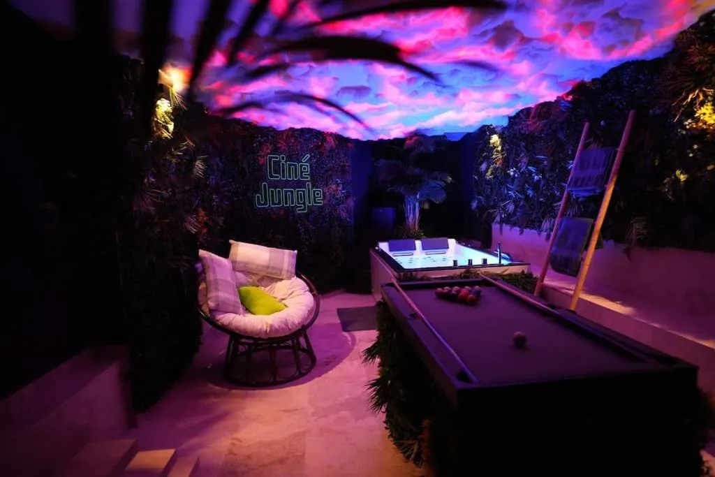 Ciné Jungle Duplex, suite avec spa à Roanne