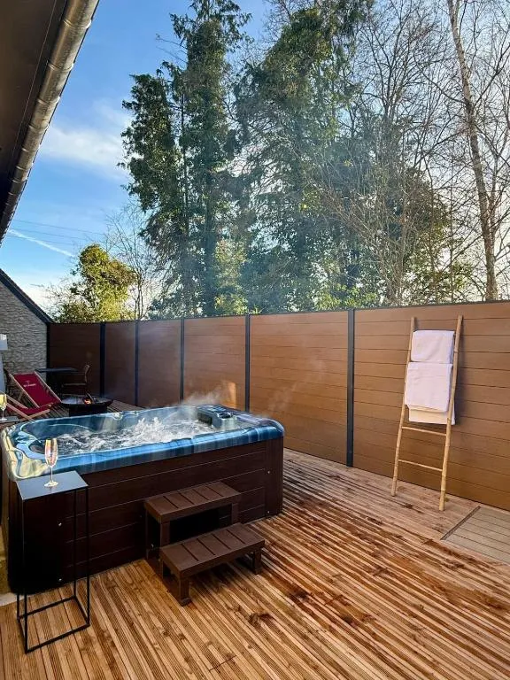 La Suite des 3 Platanes, suite avec spa à Vimory