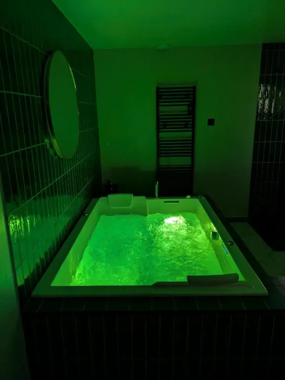 Le Gîte l'Écume, suite avec spa à Servon