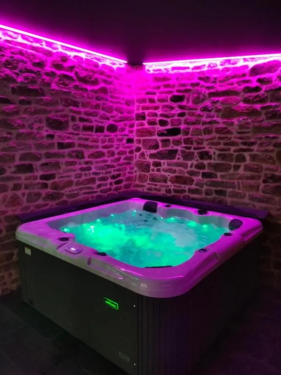Le Jardin Médicis, suite avec spa à Trédion