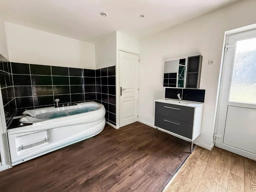 Le T2 Jacuzzi N1 à Roubaix, photo 6