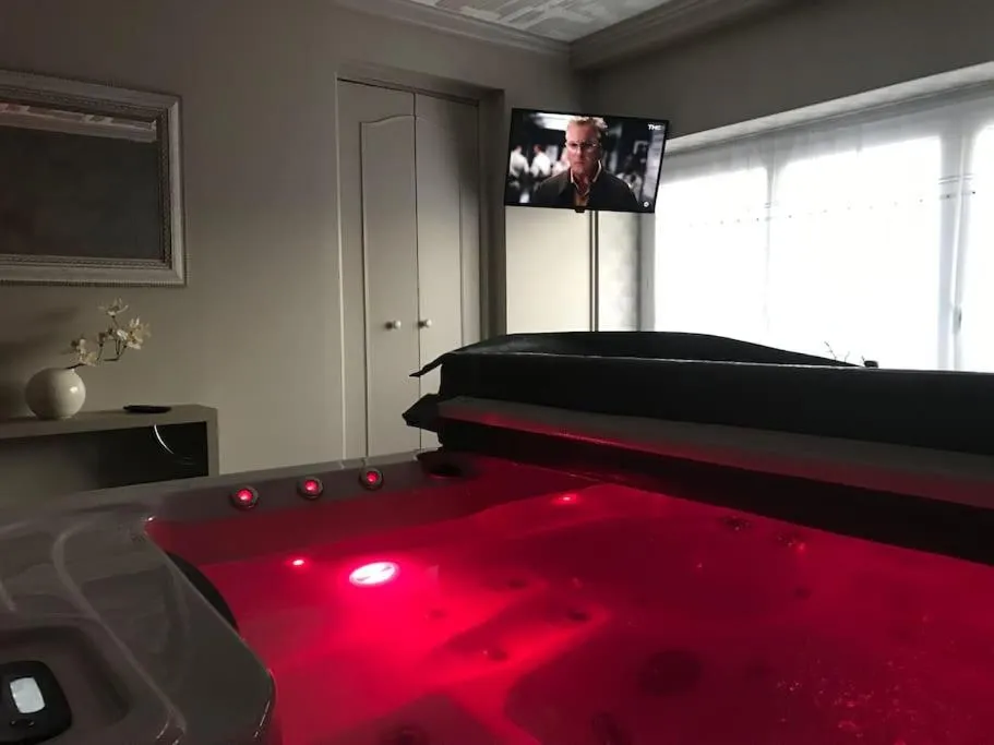La Maison Jacuzzi, suite avec spa à Saint-Aubert