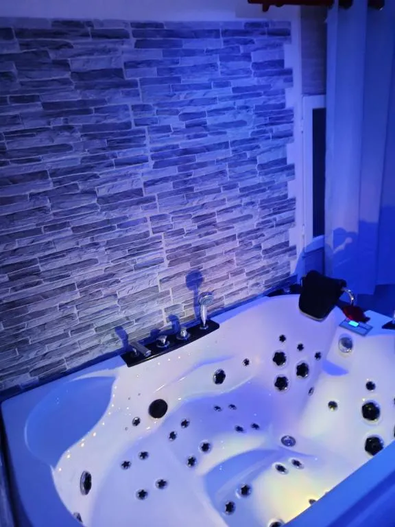 La Chambre Jacuzzi, suite avec spa à Amblainville