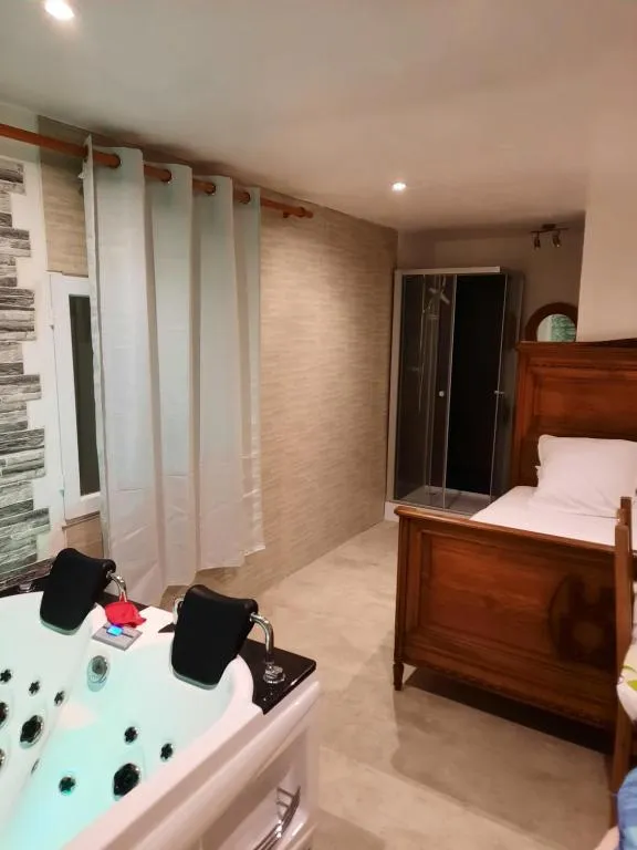 La Chambre Jacuzzi à Amblainville, photo 3