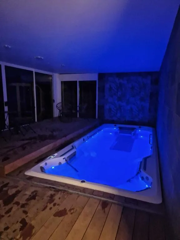 Maison Spa et Piscine de Saint-Omer, suite avec spa à Saint-Omer