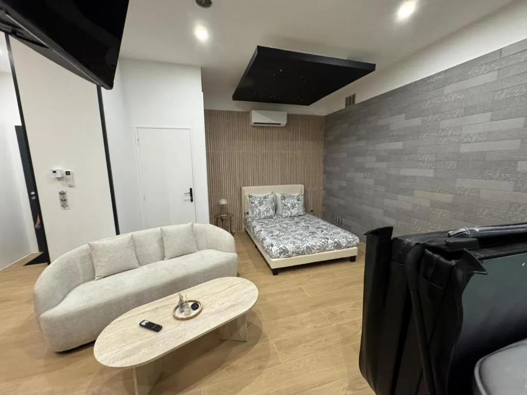 Élégance Spa Suite, suite avec spa à Thiers