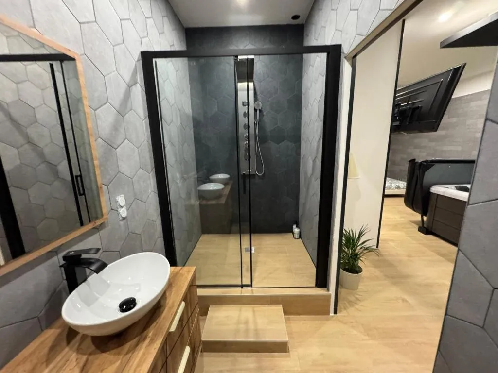 Élégance Spa Suite à Thiers, photo 3