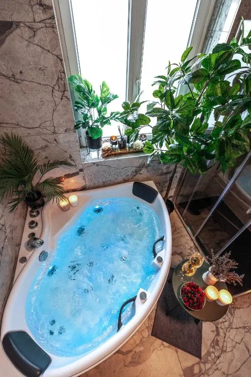 Royale Lumineux, suite avec spa à Mulhouse