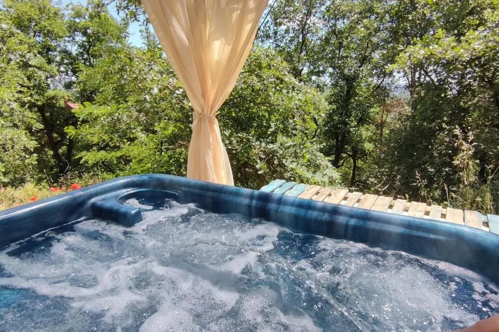 Cottage Jacuzzi de Rillieux, suite avec spa à Rillieux-la-Pape