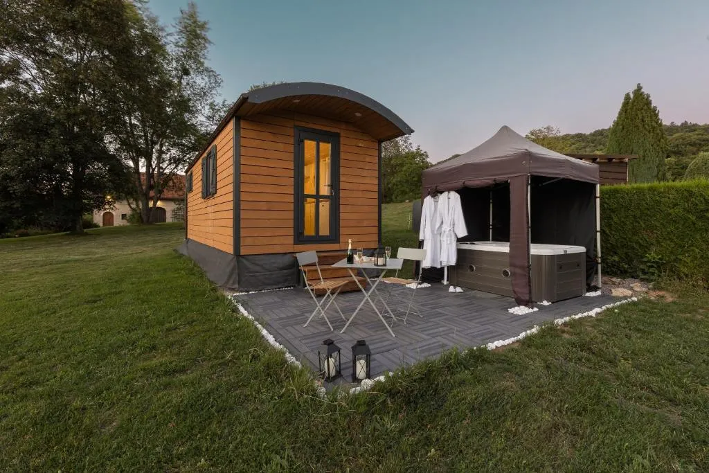 Roulotte Paradis, suite avec spa à Chilly