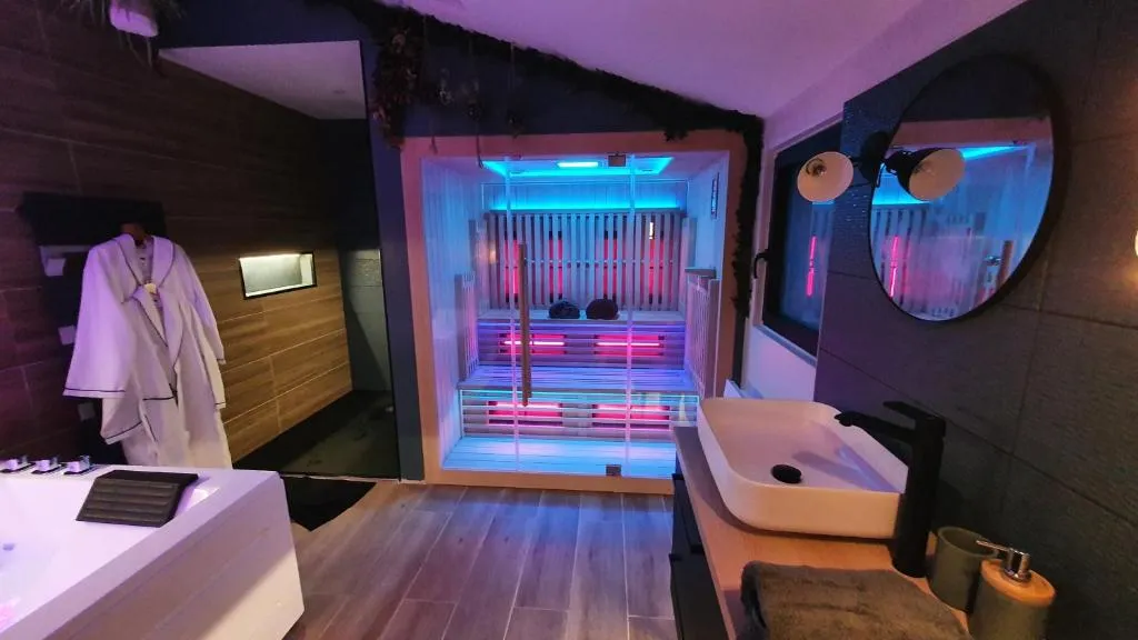 Maison Sauna et Balnéo de Saint-Jean, suite avec spa à Saint-Jean-de-la-Neuville