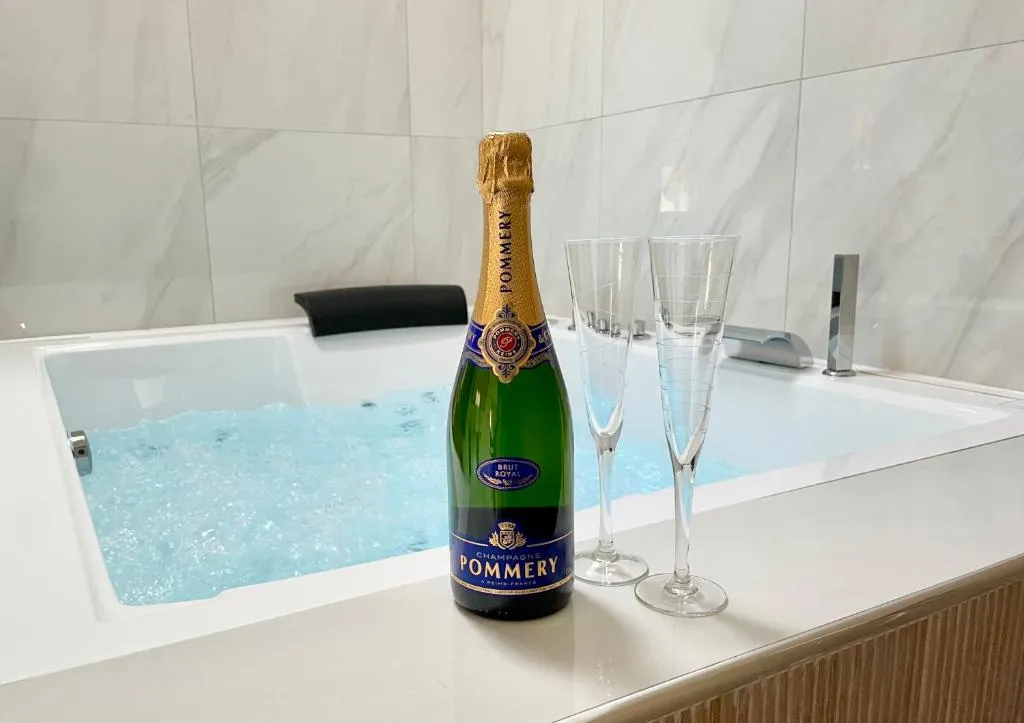 Chambre Jacuzzi de Guermantes, suite avec spa à Guermantes
